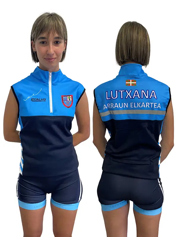 Remera del Club de Remo Lutxana, posando con el platanito que está a la venta en la tienda oficial del club. Comprar productos del Club de Remo Lutxana