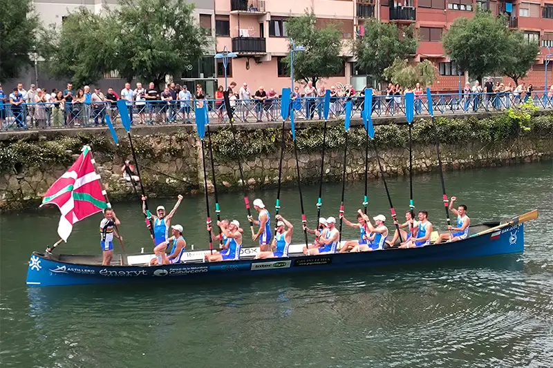 Los remeros de la Trainera cántabra del Club de Remo Astillero, celebran su victoria en la Errenteriako Hiria XI. Ikurriña, quinta jornada de la liga ARC2 de traineras