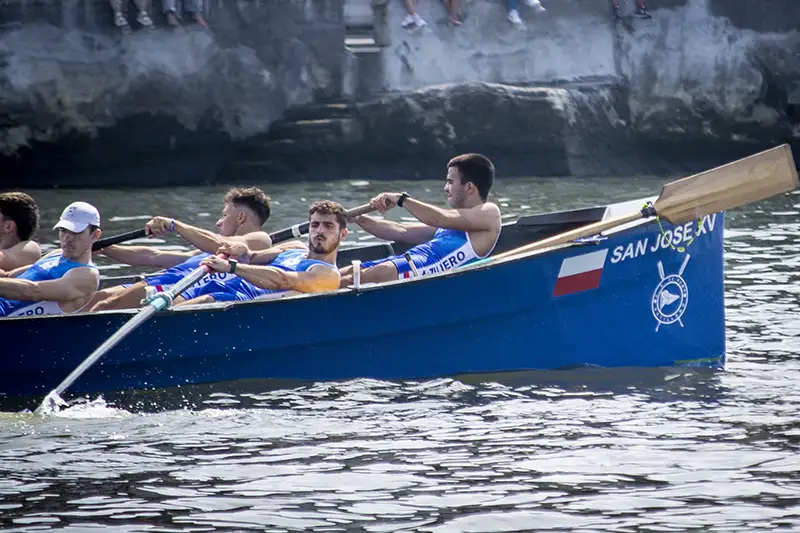 Remeros del Club de Remo Astillero durante la regata por la II Ikurriña Hospital San Juan de Dios de Santurtzi