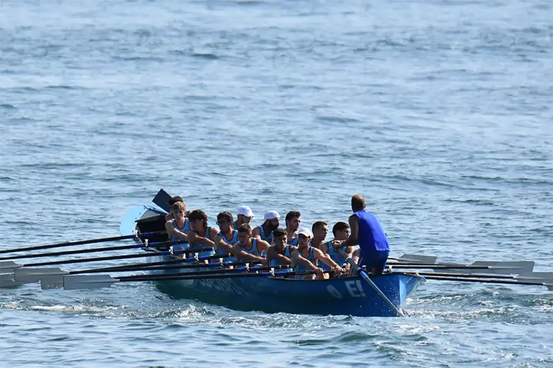 La trainera Ederra de Lutxana arraun Elkartea durante la regata por la XL Bandera de Ondarroa - Gran Premio Goimek