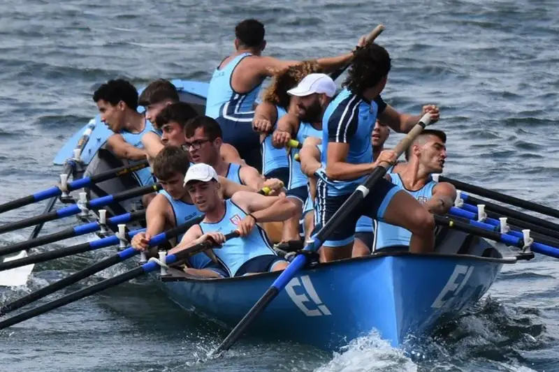 Remeros de Lutxana Arraun Elkartea, remando con la trainera Ederra durante una regata a mar abierto