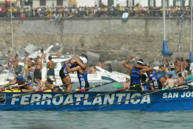 La tripulación de la trainera de Astillero celebra su victoria en la XIV Bandera Donostia Kirola, Liga Arc2, en San Sebastián