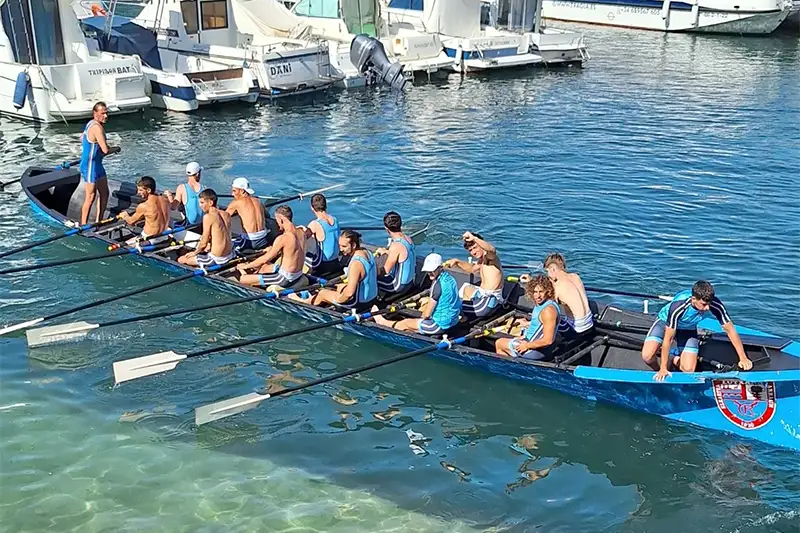 La trainera Ederra de Lutxana Arraun Elkartea, en los instantes previos a la disputa de la regata por la XXI Ikurriña de Mundaka