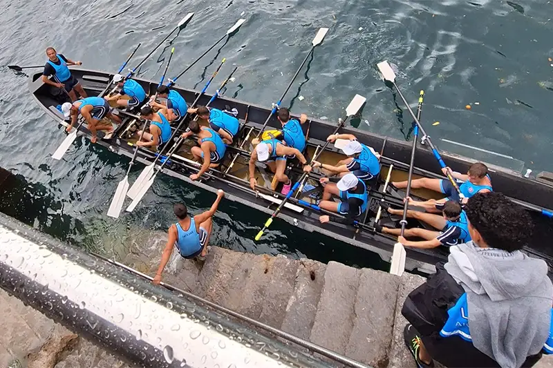 La trainera Ederra de Lutxana Arraun Elkartea durante la XXXVI Regata de Traineras de Elantxobe