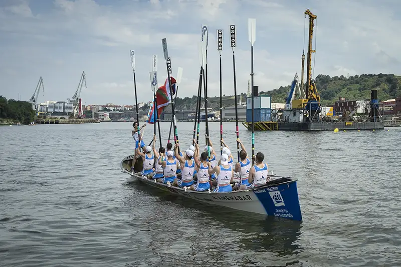 Los remeros de la trainera Donostiarra B celebrando su victoria en la XXVII Bandera de Erandio