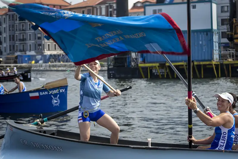 Las remeras de la trainera de Astillero celebrando su victoria en la XXVII Bandera de Erandio